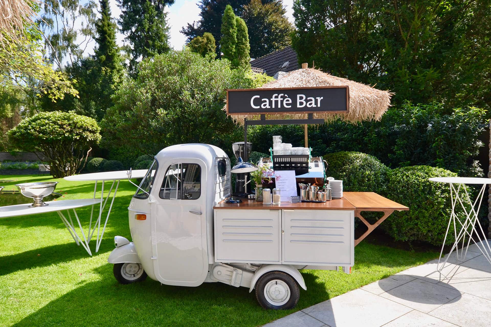 Bild des Ape Tino Kaffeemobils in einem Garten