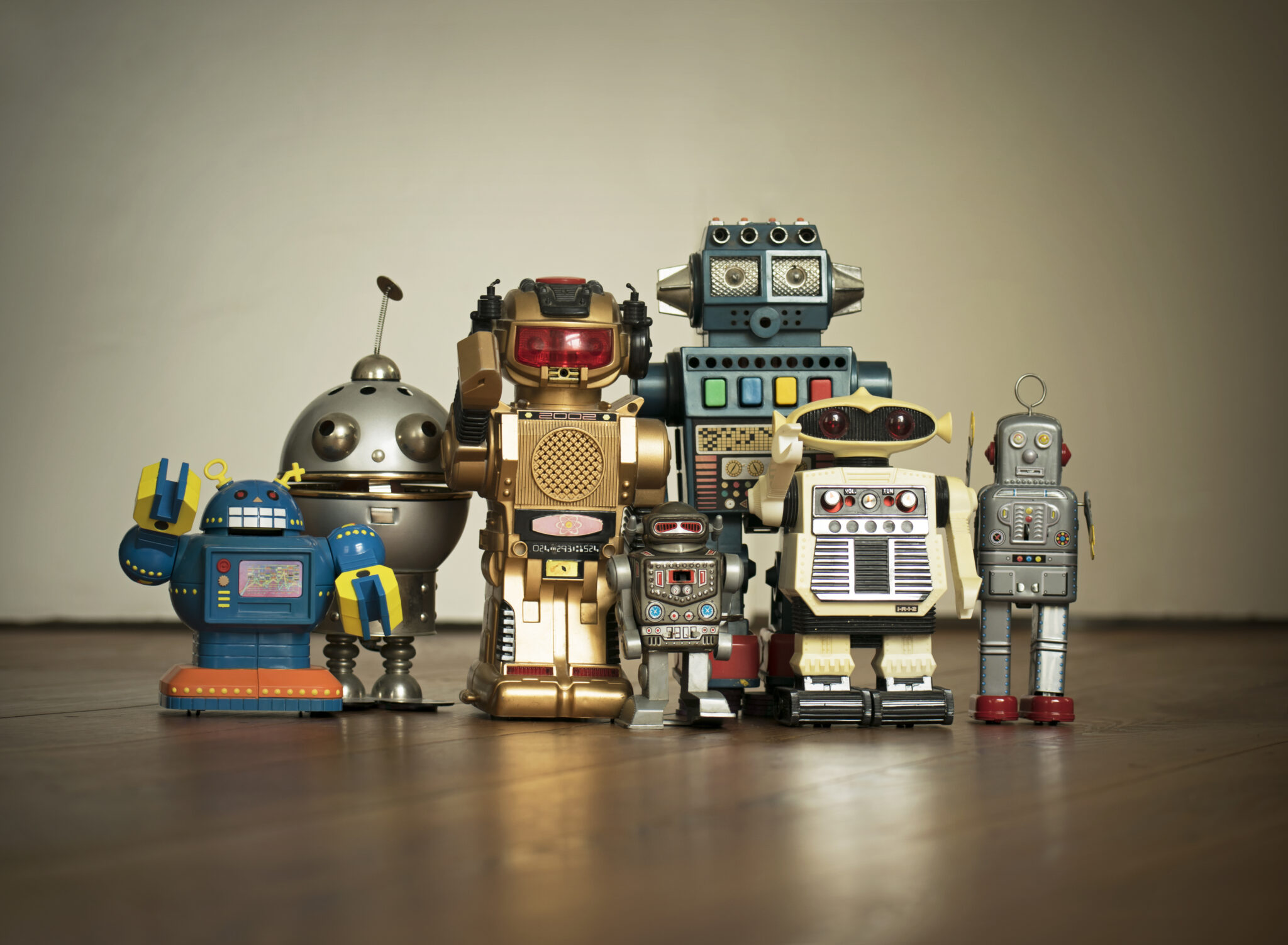 Roboterfamilie: Spielzeugroboter stehen wie eine Familie zusammen.