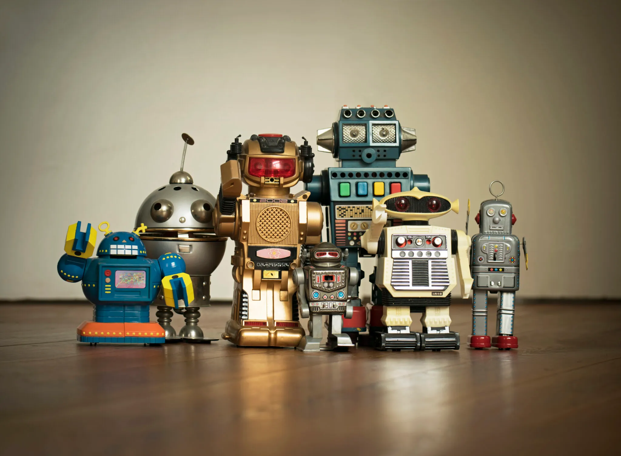 Roboterfamilie: Spielzeugroboter stehen wie eine Familie zusammen.